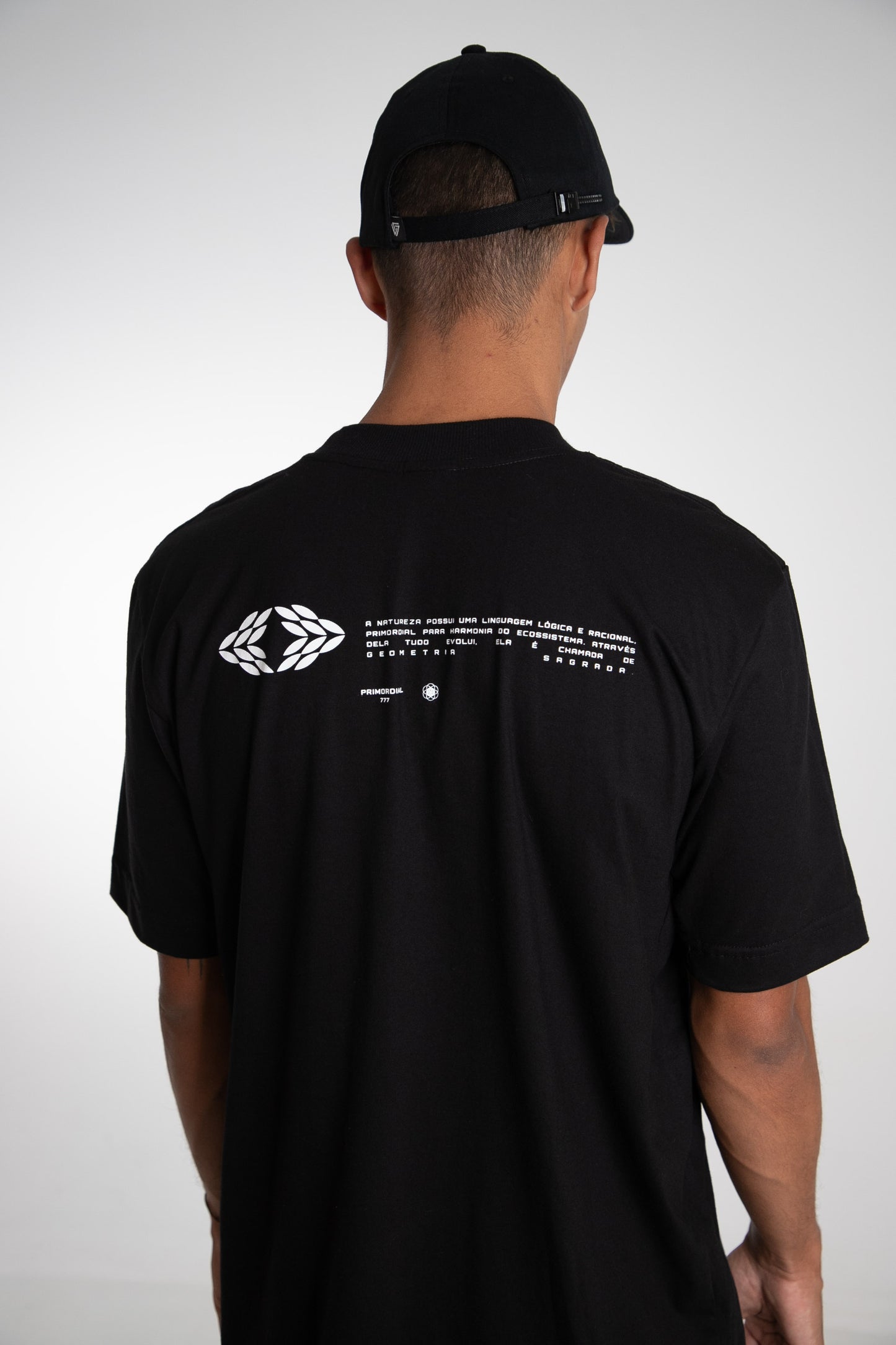 Camiseta Section T "GEOMETRIA777" (preta)
