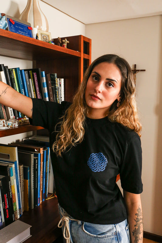 Camiseta "Flor da Vida" (preta)